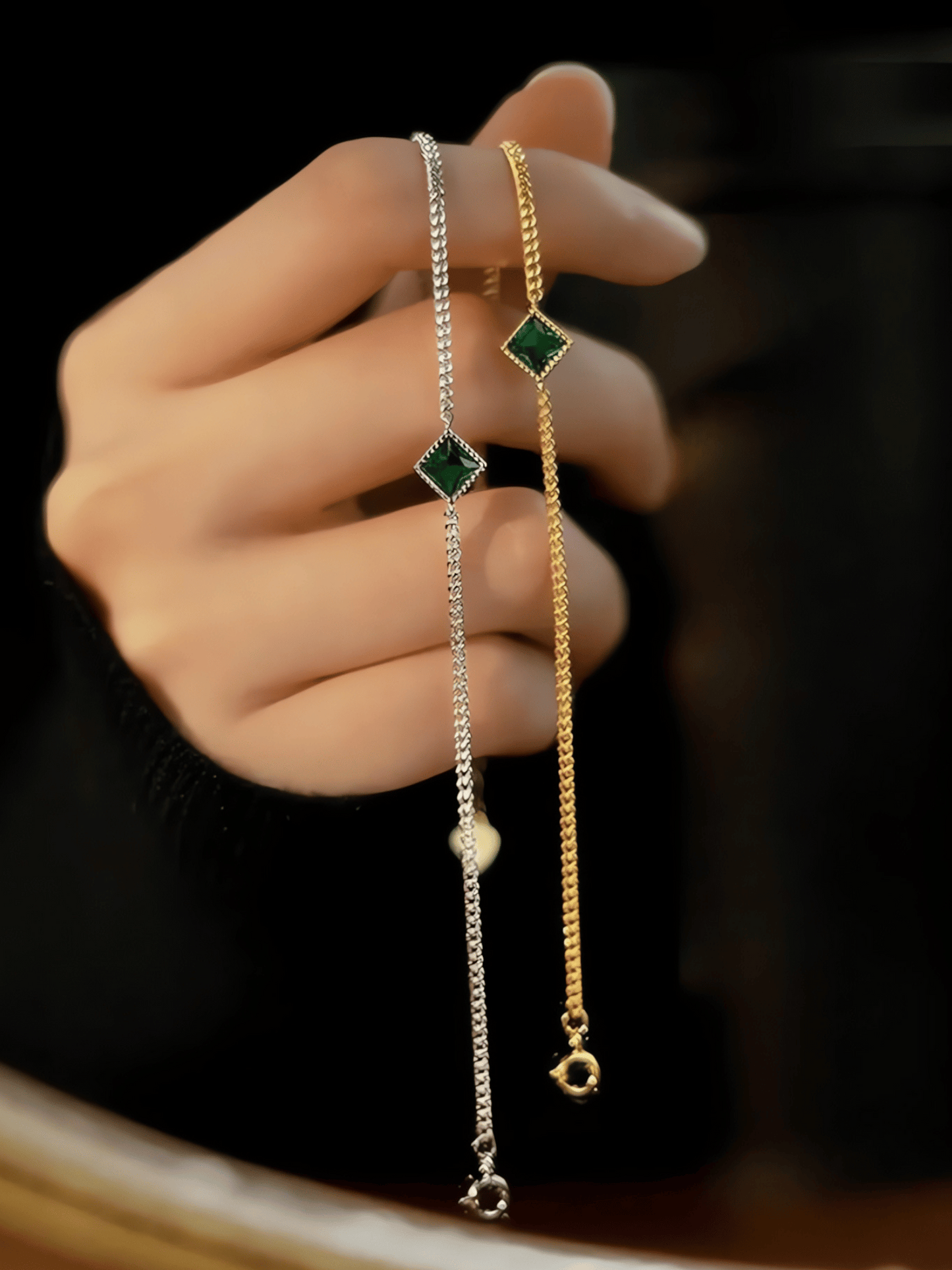 Bracelet carré émeraude incliné